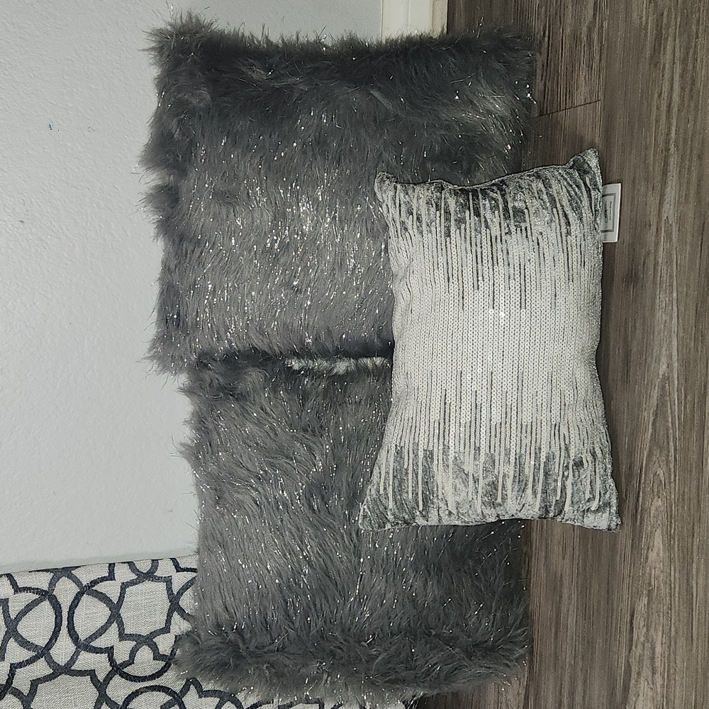 Throw pillows (3 pack)